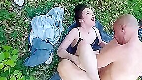 sa coquine je fais demonter dans un champ en dogging